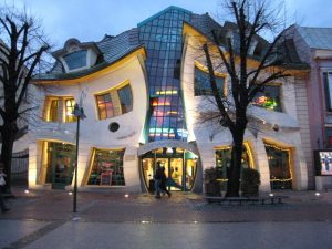 The Crooked House, Monte Cassino Blvd, Sopot