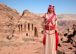 Petra-Il-Monastero-e-un-poliziotto-con-la-tipica-uniforme-del-deserto