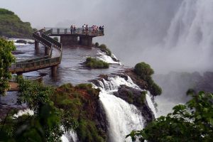 800px-Cataratas_del_Iguazú_en_Argentina